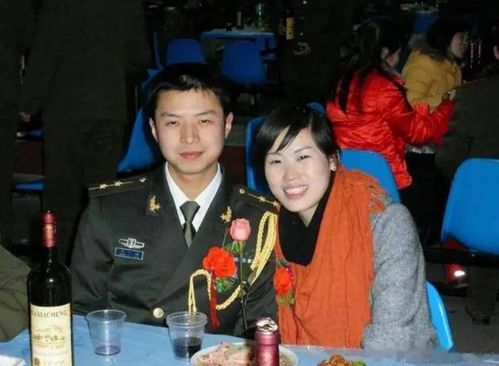 陈大桂是解放军第二炮兵某旅排长，一位26岁的英俊羌族军官；杨欢是四川绵阳工商贸易