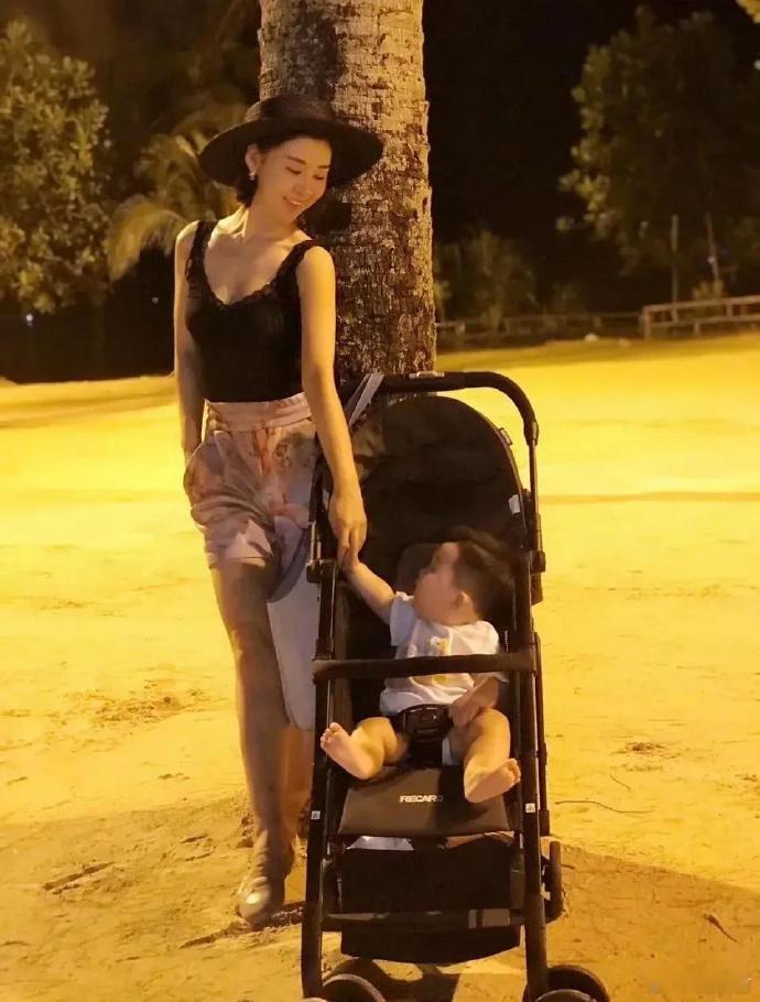 娱乐圈里最干净的女人，年近40，生了两个娃，还嫩如少女，身材原来也这么有料，丰满