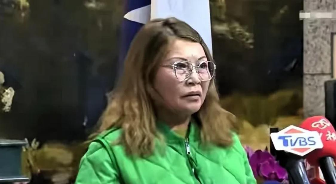 台北街头郑丽文参与线下走访时，被一名路过的台湾女生当场提出质疑，对方接连抛出几个