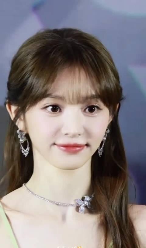 碎花裙薇薇太美萌了！好明媚啊！！🌺

田曦薇林知夏 天才女友追剧团 ​​​