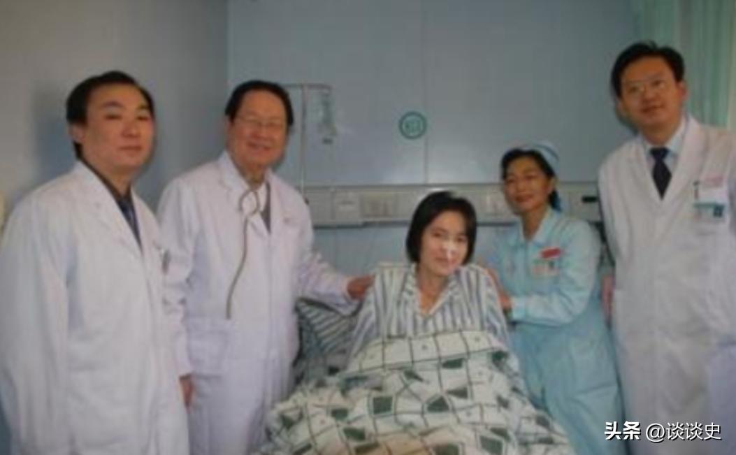 2009年，怀胎12个月的女人，在丈夫的陪同下，挺着巨肚，来到了广州医院检查，没