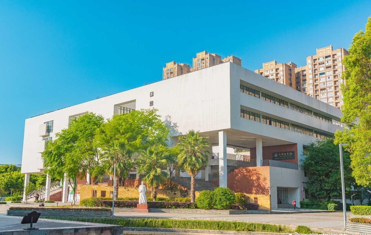 七十春秋育桃李，万千学子耀中华
博学笃行守初心，求真创新铸辉煌
薪火相传续新篇，