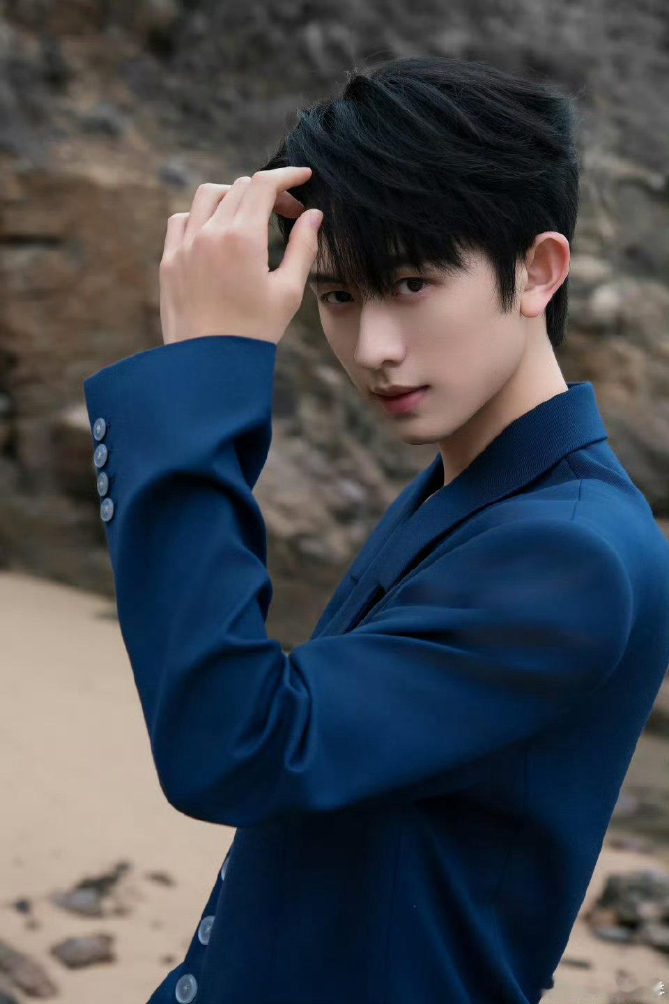 陈添祥蓝西装陈添祥以一身精致蓝西装现身北京国际电影节星瀚影像计划，干净利落的造型