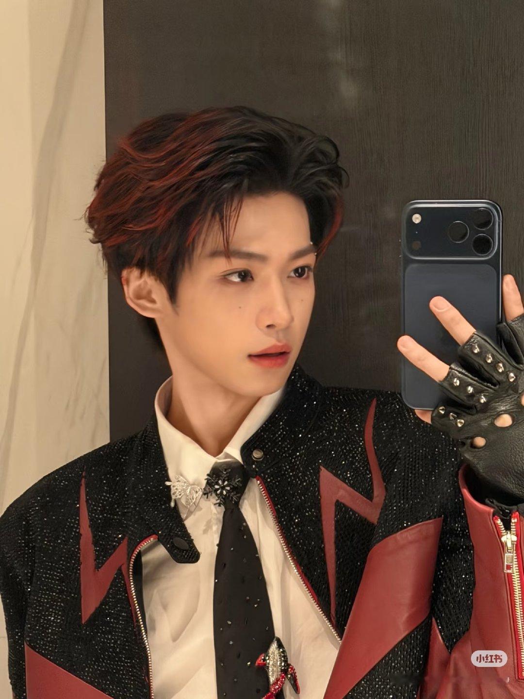 梓渝晒对镜自拍 是谁被梓渝的对镜自拍戳中？清俊眉眼自带氛围感，帅得自然又上头！ 