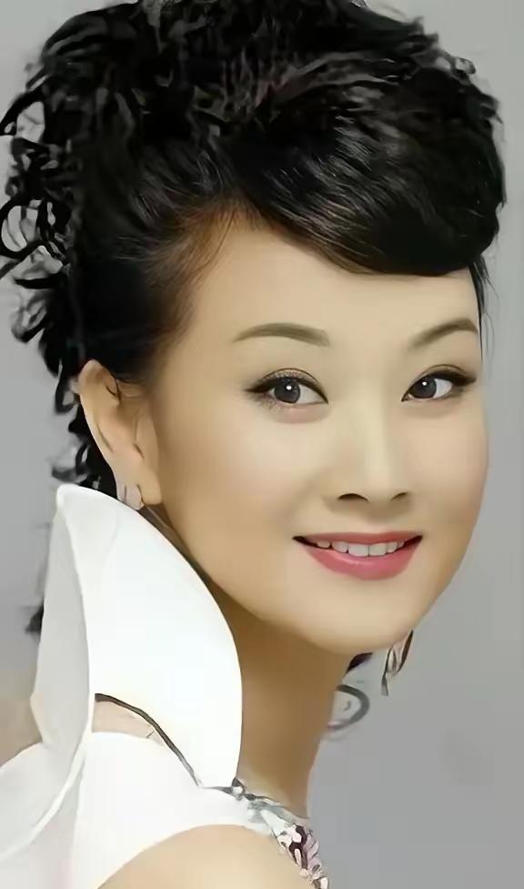 民歌皇后宋祖英人美歌甜，湖南湘西古丈县大山走出的农家女，能够成为一代知名歌唱家，