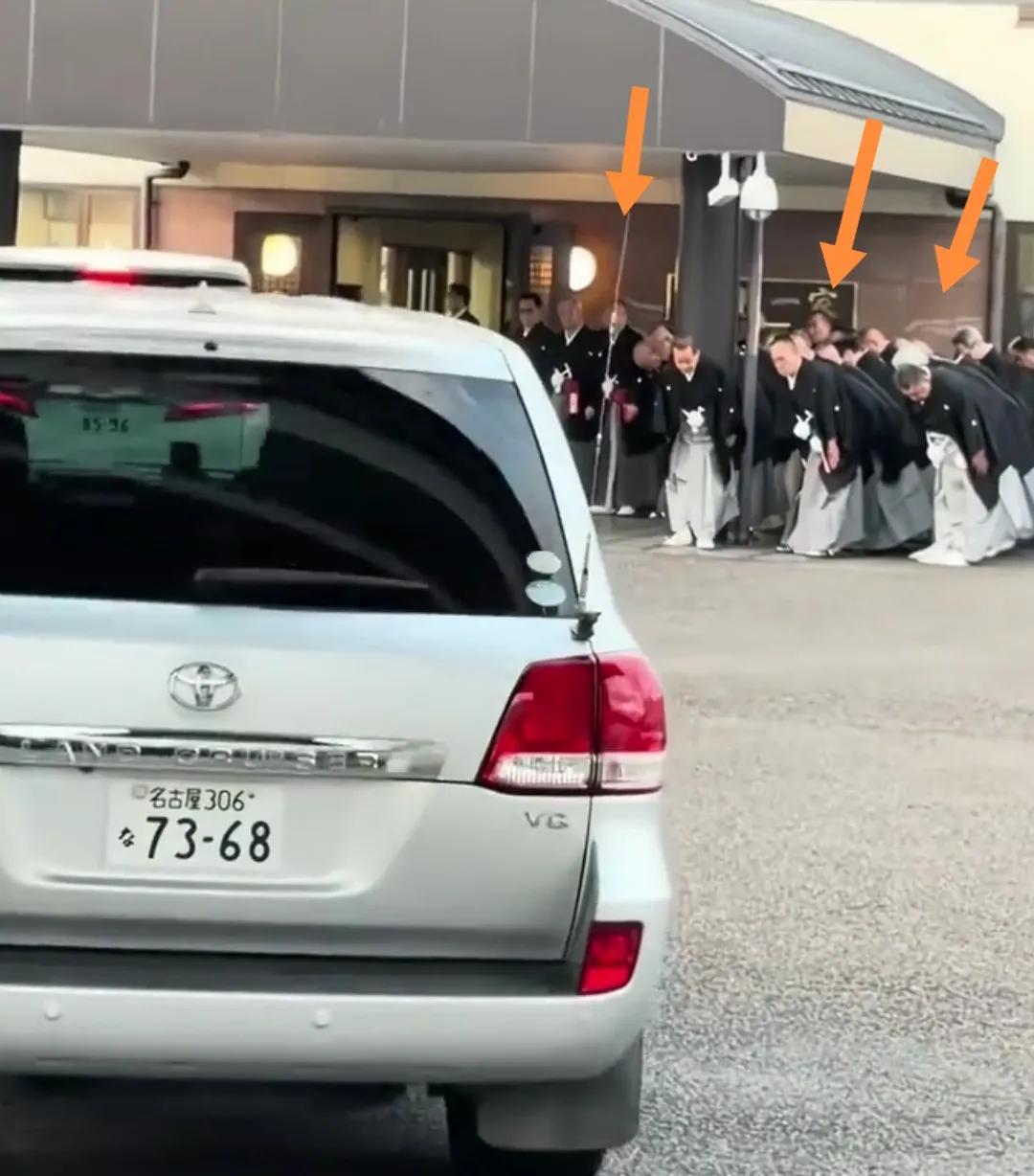 名古屋7368、8596车到门口众人深鞠躬。