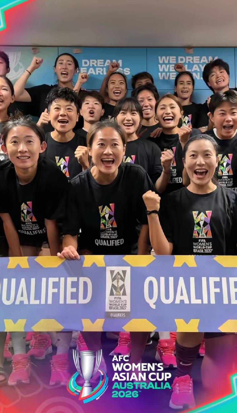 中国女足全队合影，庆祝直通世界杯，队长程海燕站c位，两大美女吕亚童、金坤，不仅同