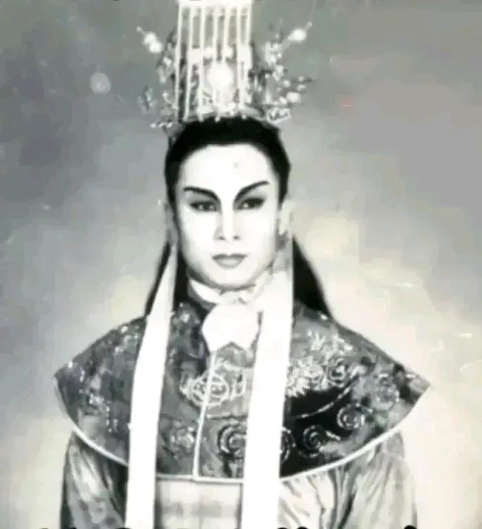 戏曲舞台上的武则天
图一 尹桂芳 
图二 王文娟
图三 关肃霜 
图四 童芷苓

