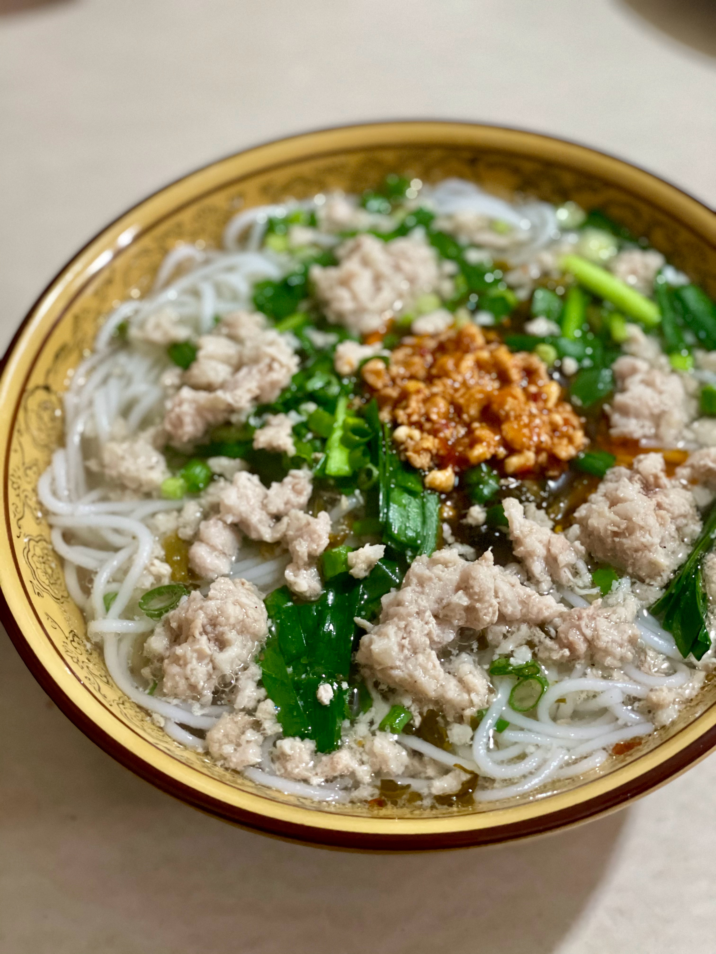 如果你在丽江想吃一顿接地气的早餐米线，你可以去我吃过这家“学圆小吃”，他家的小锅