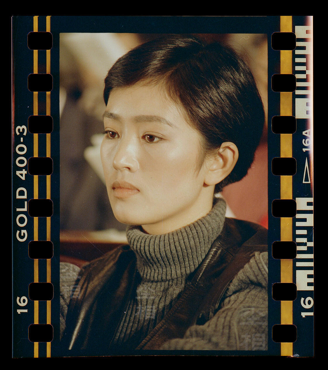 1993年参加全国政协会议的巩俐 