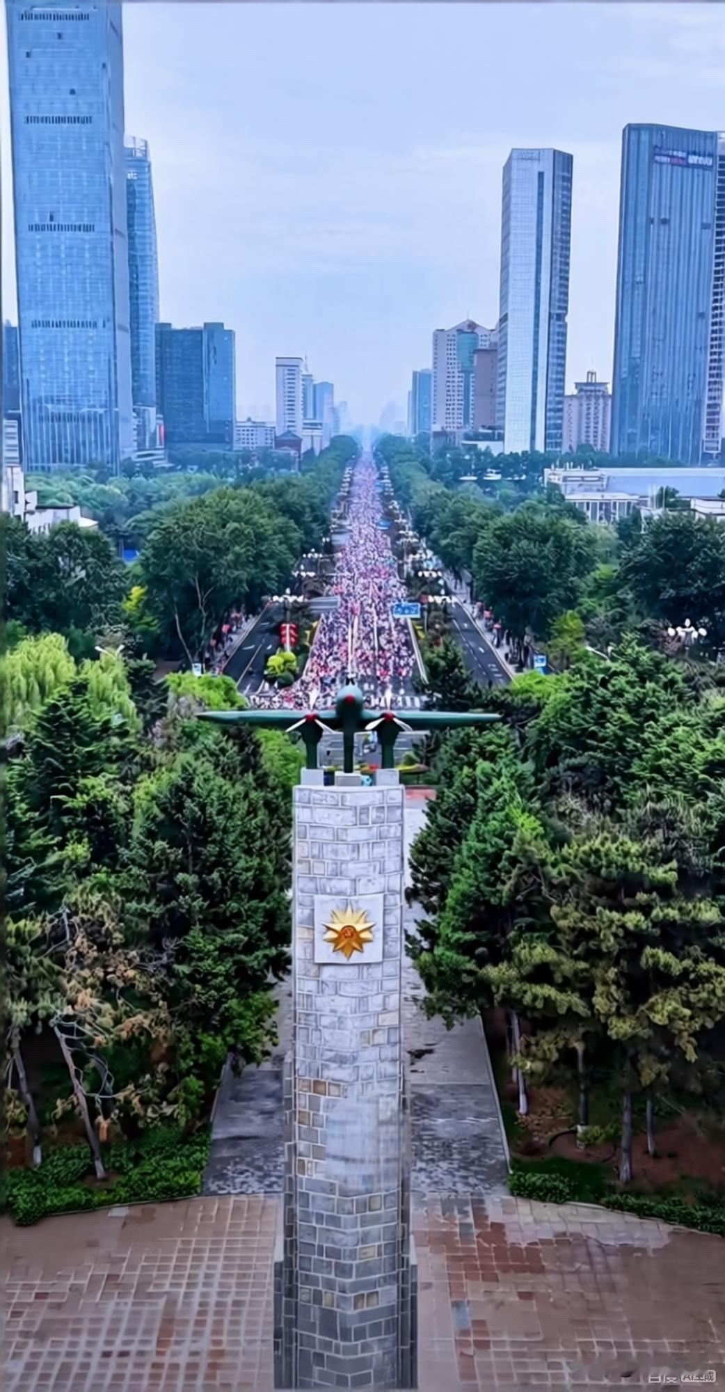 在我看来，长春马拉松的环境已经够好的了，一路繁花树荫掩映、天公作美、温度适宜，如