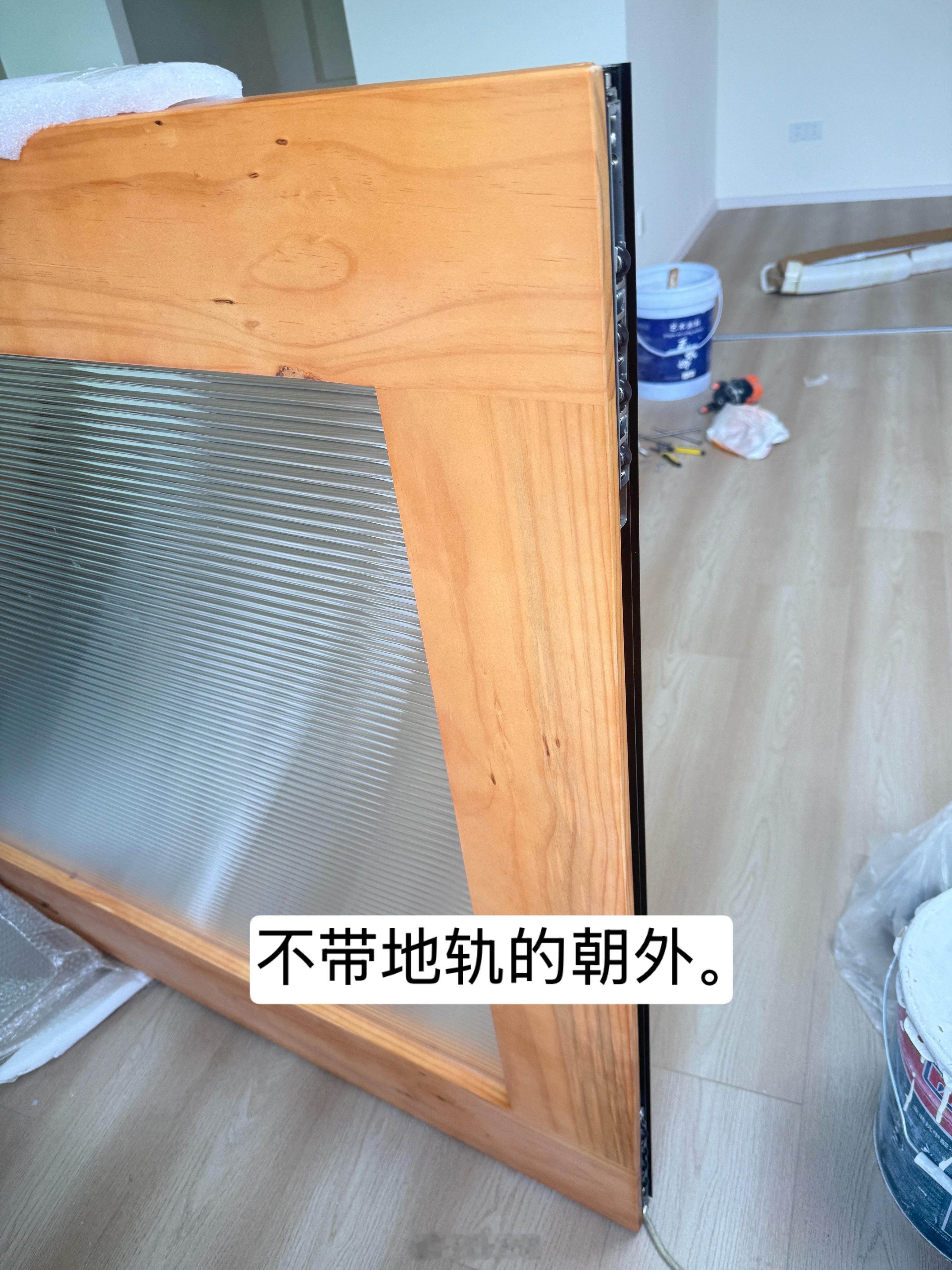 我算是看明白了，装修想要不出错，人得每天来盯着。比如此刻师傅来装门，上手卡卡就是