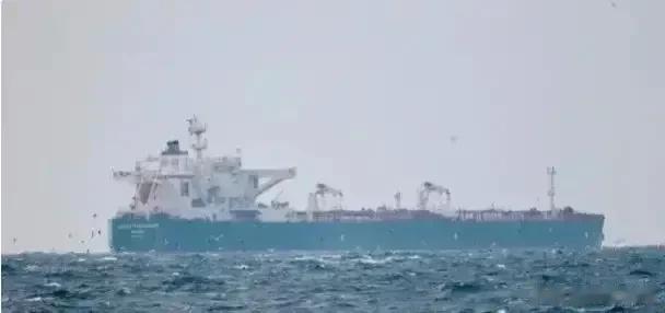 突发！一艘前往中国的15万吨级油轮，被美国扣押。
早前美国在马六甲海峡扣押伊朗驶