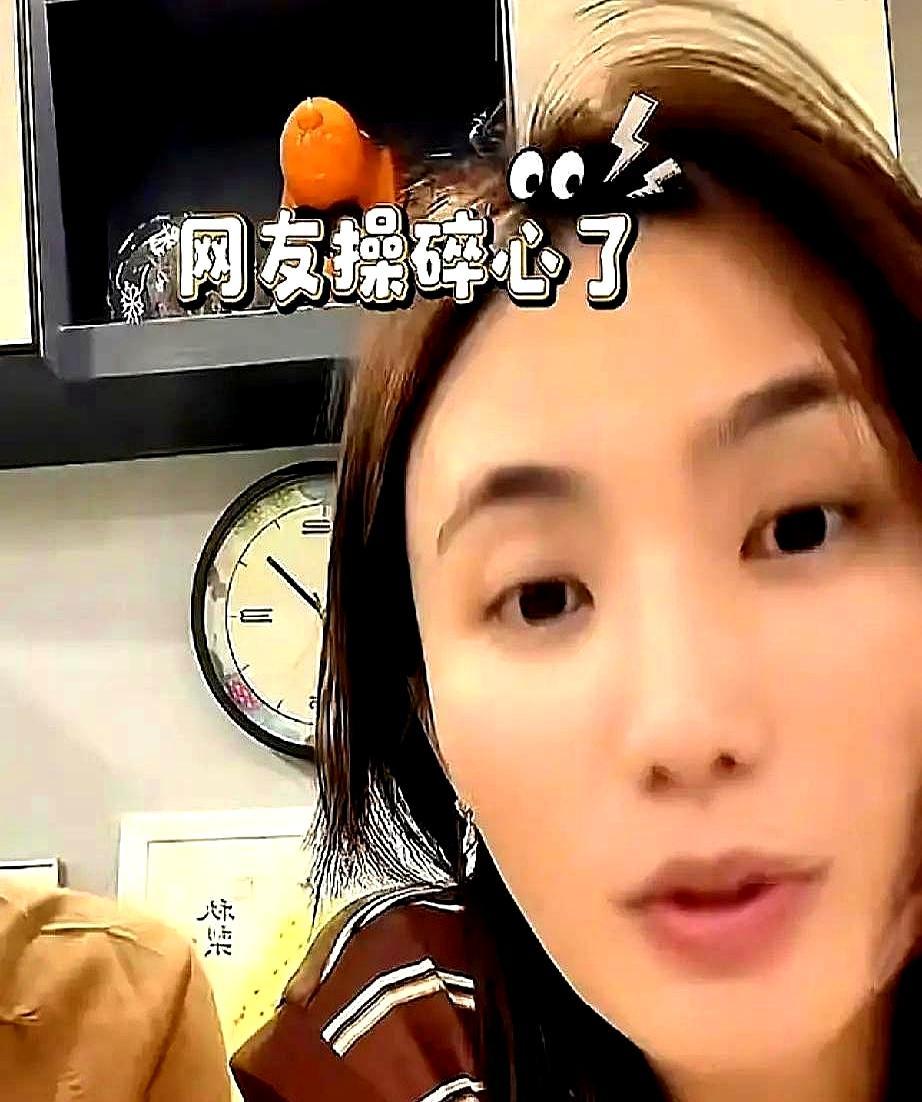 他一瘸一拐，拄着拐杖走进女儿的幼儿园，这一幕，比任何热搜都扎心。
 
六一儿童节