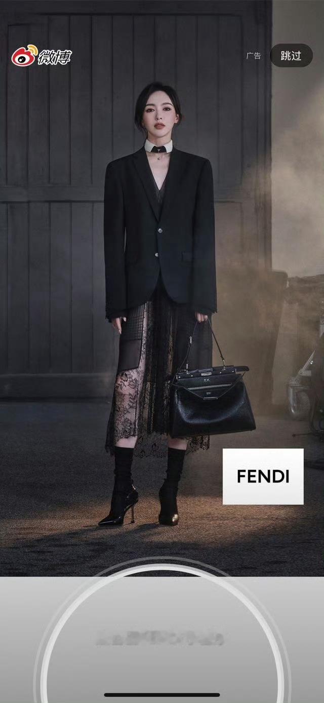 左手Fendi全球广告右手华伦全球广告，实打实的顶奢，拿下两个实打实的高定线代言