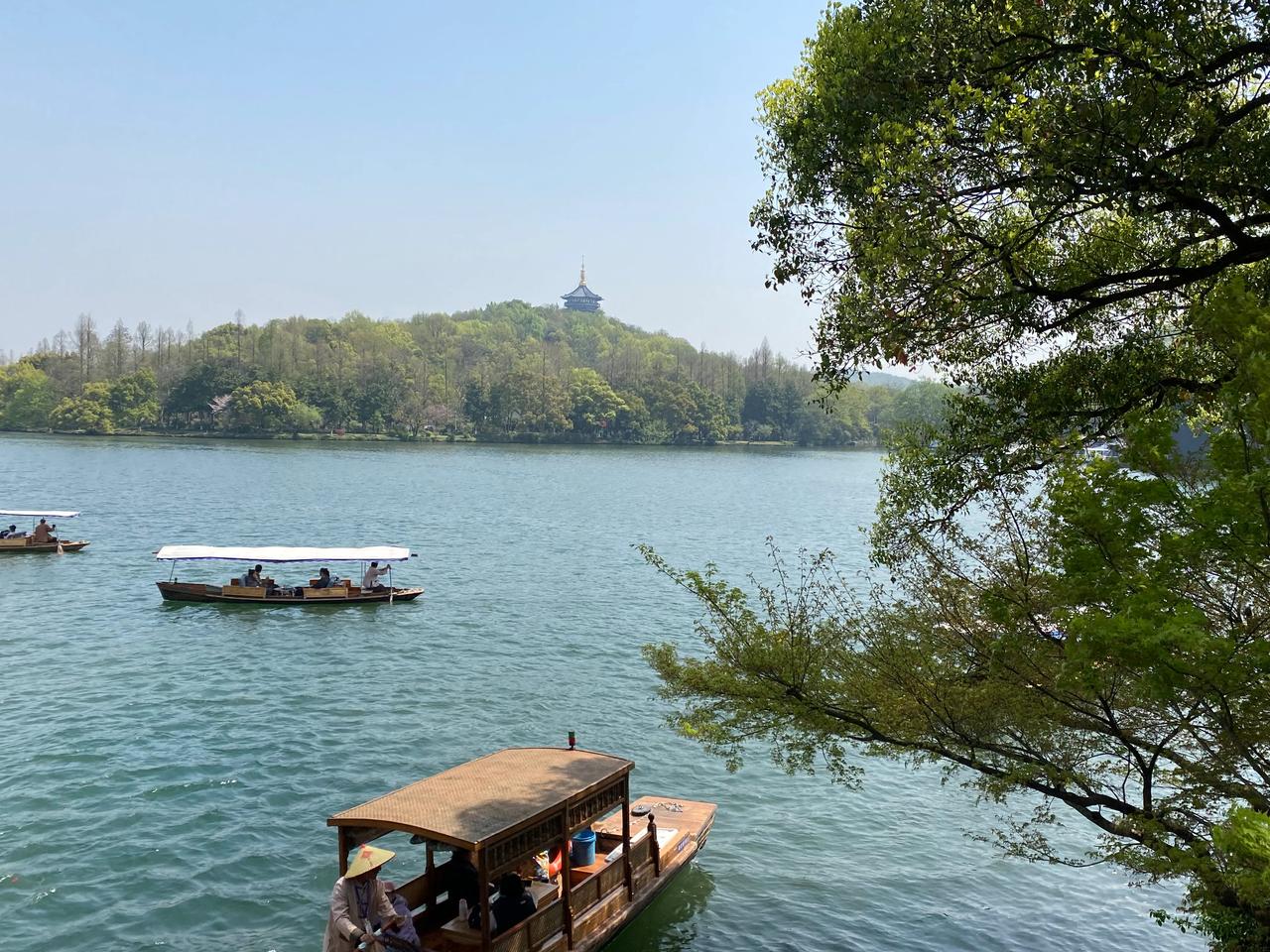 从杭州返回家乡。湖州之行结束后，我和友去湖州火车站，计划乘高铁去杭州。到站时12