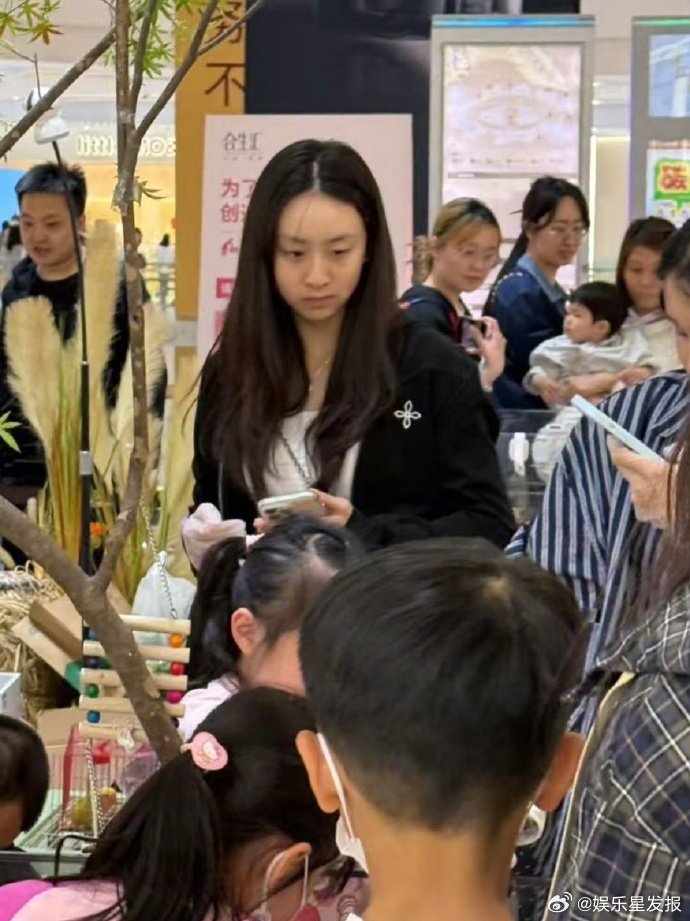 17岁的森碟北京偶遇田亮叶一茜女儿 近日，有网友分享在北京偶遇田亮与叶一茜女儿森