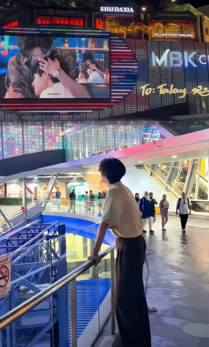 展轩泰兰德夜景随拍 展轩泰国plog  展轩泰国plog，是泰兰德夜景随拍，满格