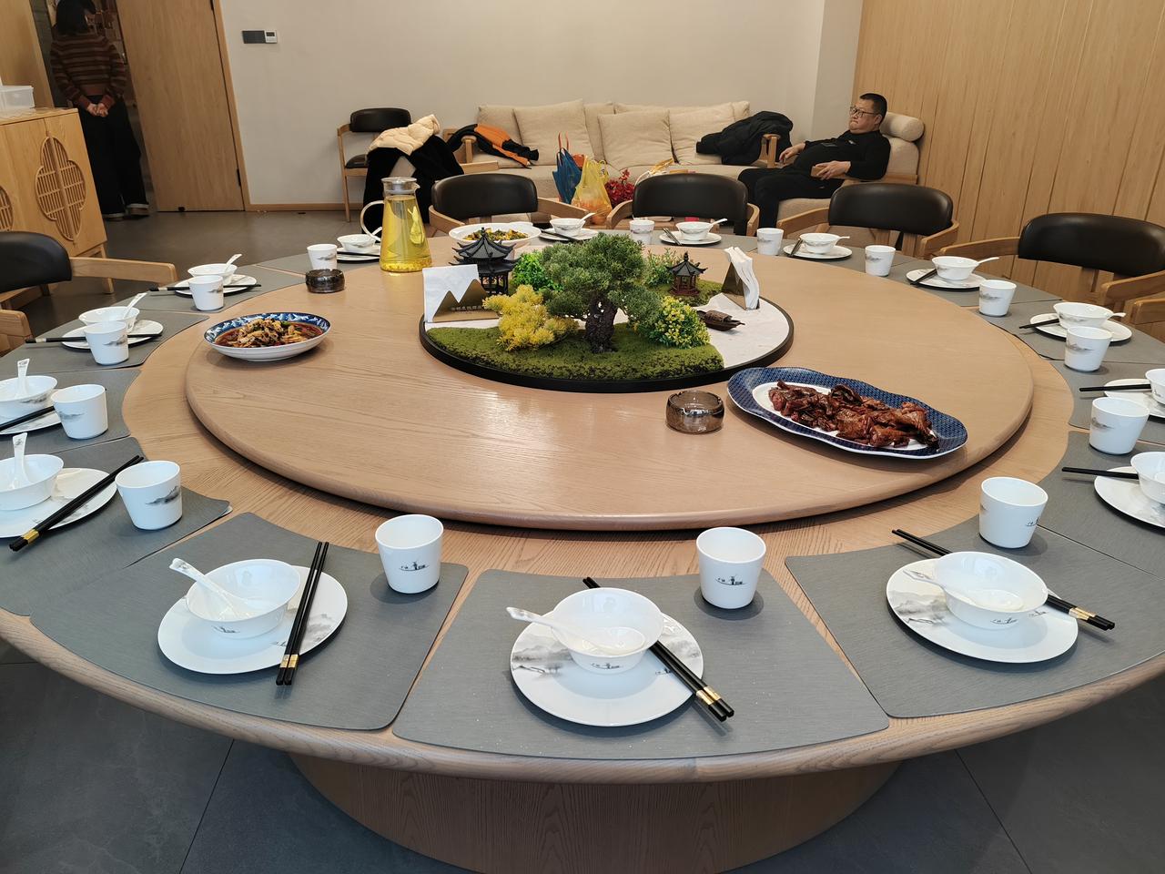 一家人围坐在圆桌旁的温馨聚餐时光，简直是太美好！这种没有压力，只有温暖和欢乐的时