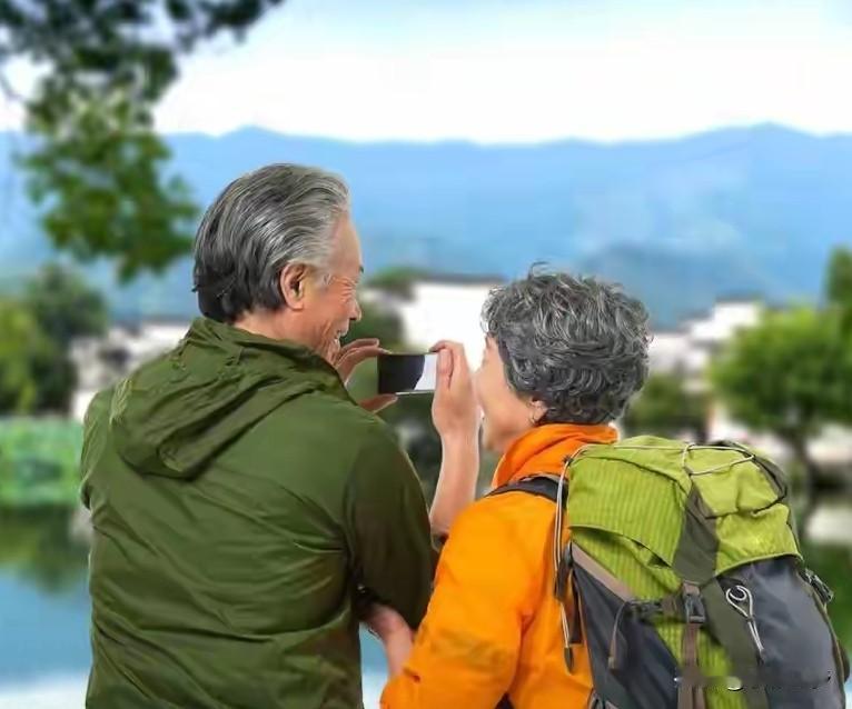 退休老年人的靠山究竟是什么？不少人认为是金钱或者子女。有位68岁的老人，平日里省