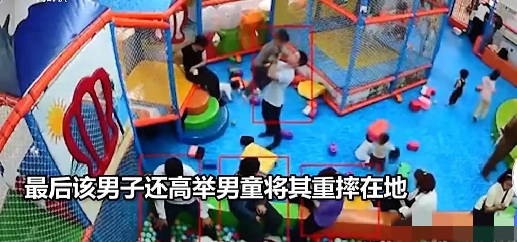 男童碰倒女童遭对方家长怒摔3次 家属：已报警，不和解！
5月15日，据网友爆料，
