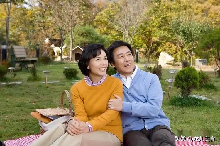 60岁的夫妻，一周同房几次比较好？60岁绝经大姐一周一次，如何看待
 
步入花甲