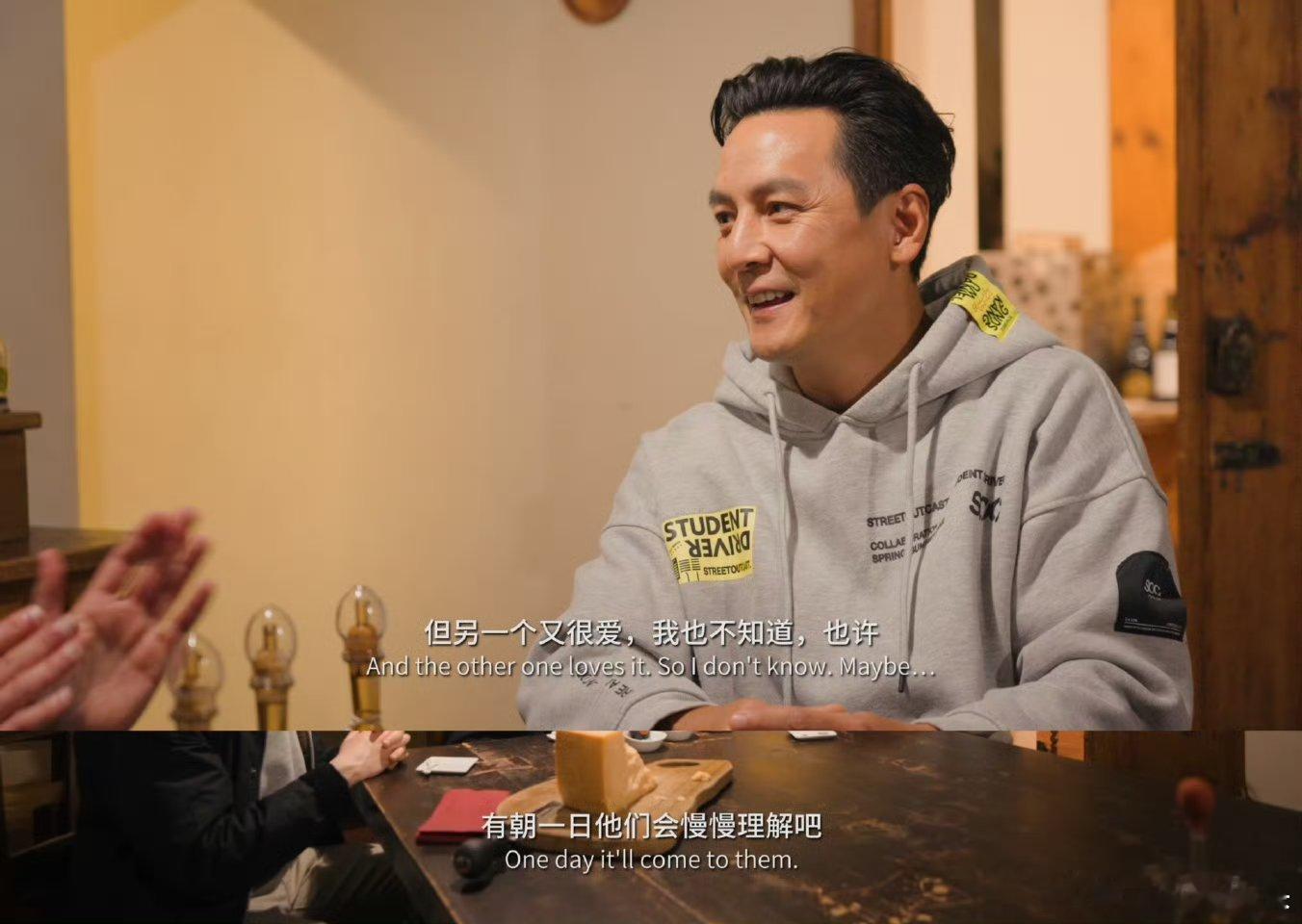 吴彦祖聊到孩子笑成这样了吴彦祖突然追问对方孩子的反应，下一秒直接笑成温柔大叔，妥