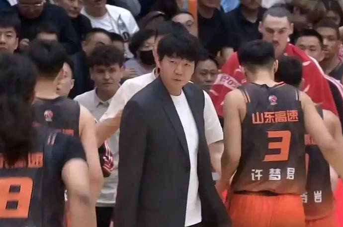 山东给全国养了40个CBA球员，自己队里只剩3个自己人😭
前两天翻CBA白皮书