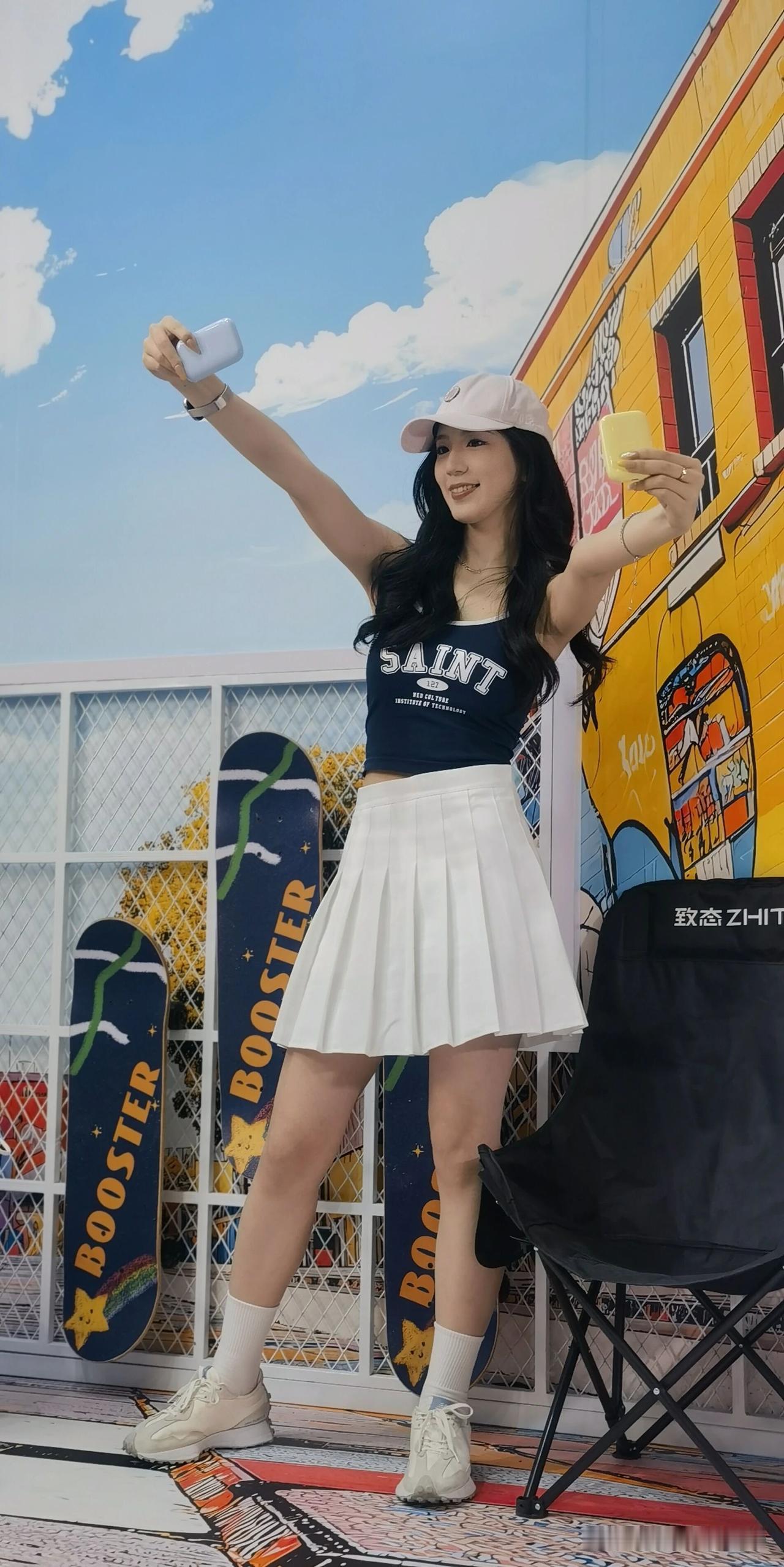 阳光明媚的街头，少女与滑板共舞，青春洋溢！🌞🏄‍♀️💃