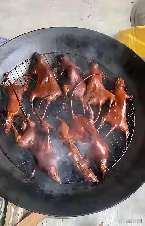 中国美食真是让人“垂涎三尺”啊！有些美食的确是闻所闻未见所未见，但凡你胆子大一点