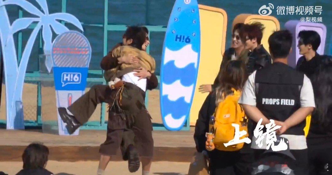 何炅挂在王鹤棣身上你好星期六你好星期六全员团建路透 看到何老师挂在王鹤棣身上的画