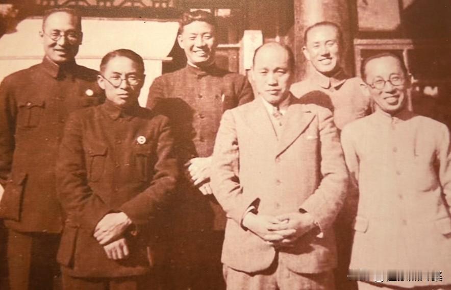 1931年9月27日，阎宝航（左一）与高崇民、卢广绩、王化一等东北爱国人士在北平