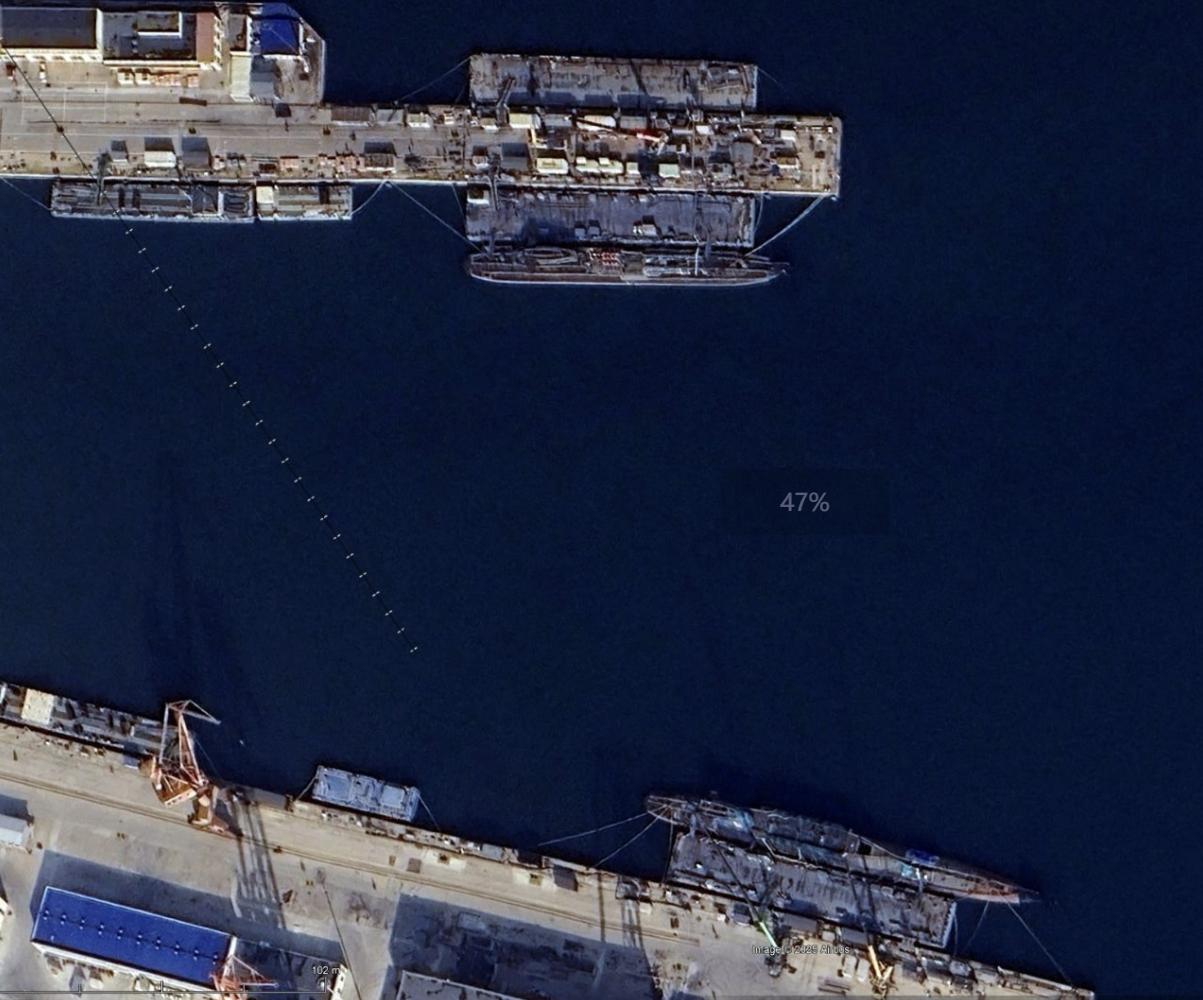 一下子公开两艘核潜艇，一艘093B，一艘094A。

前者在舾装，说明是能下水的