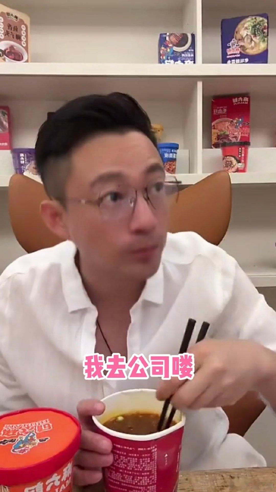 #Mandy和汪小菲结婚后仍上班#Mandy事业爱情两不误啊，一边和汪小菲到处玩