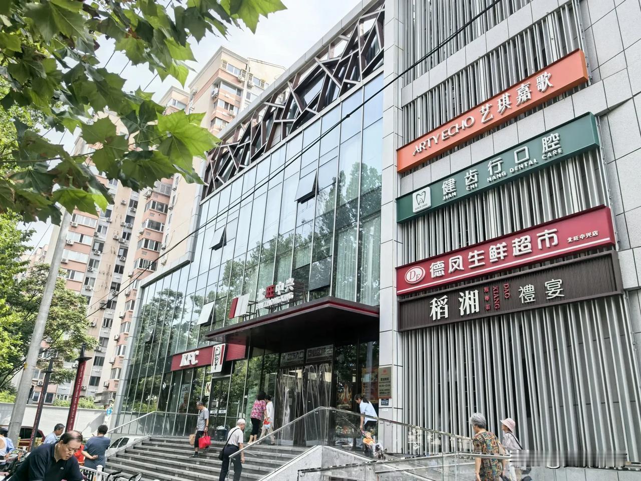 德凤超市得地利人和，生意兴隆。
同样是经营生鲜蔬菜，周边也有卧龙小区、裕泽园、颐