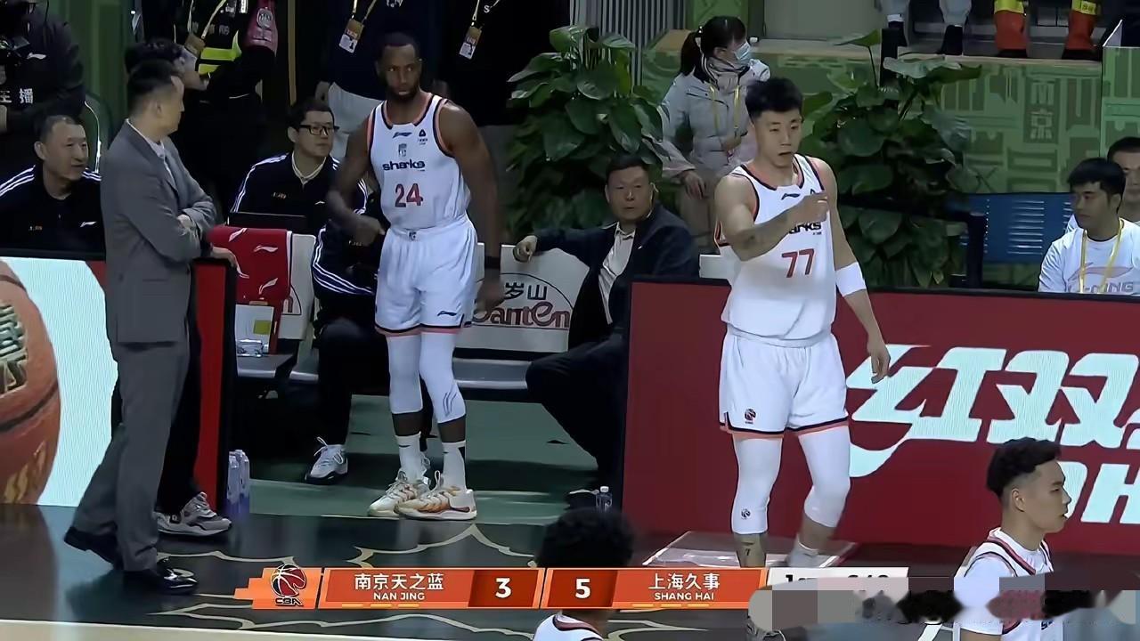 CBA上海又输球了！
南京同曦队上季能做到常规赛双杀卫冕冠军辽宁队，今年首战跟广