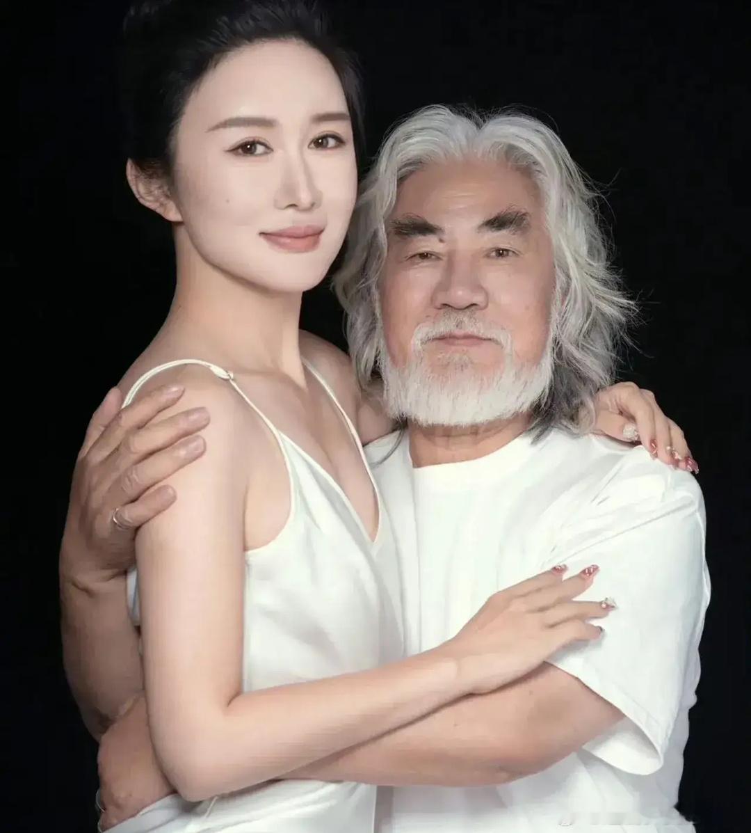 #张纪中妻子怀孕#张纪中已经72岁，杜星霖也已经42岁了，之前两个人已经有两儿一