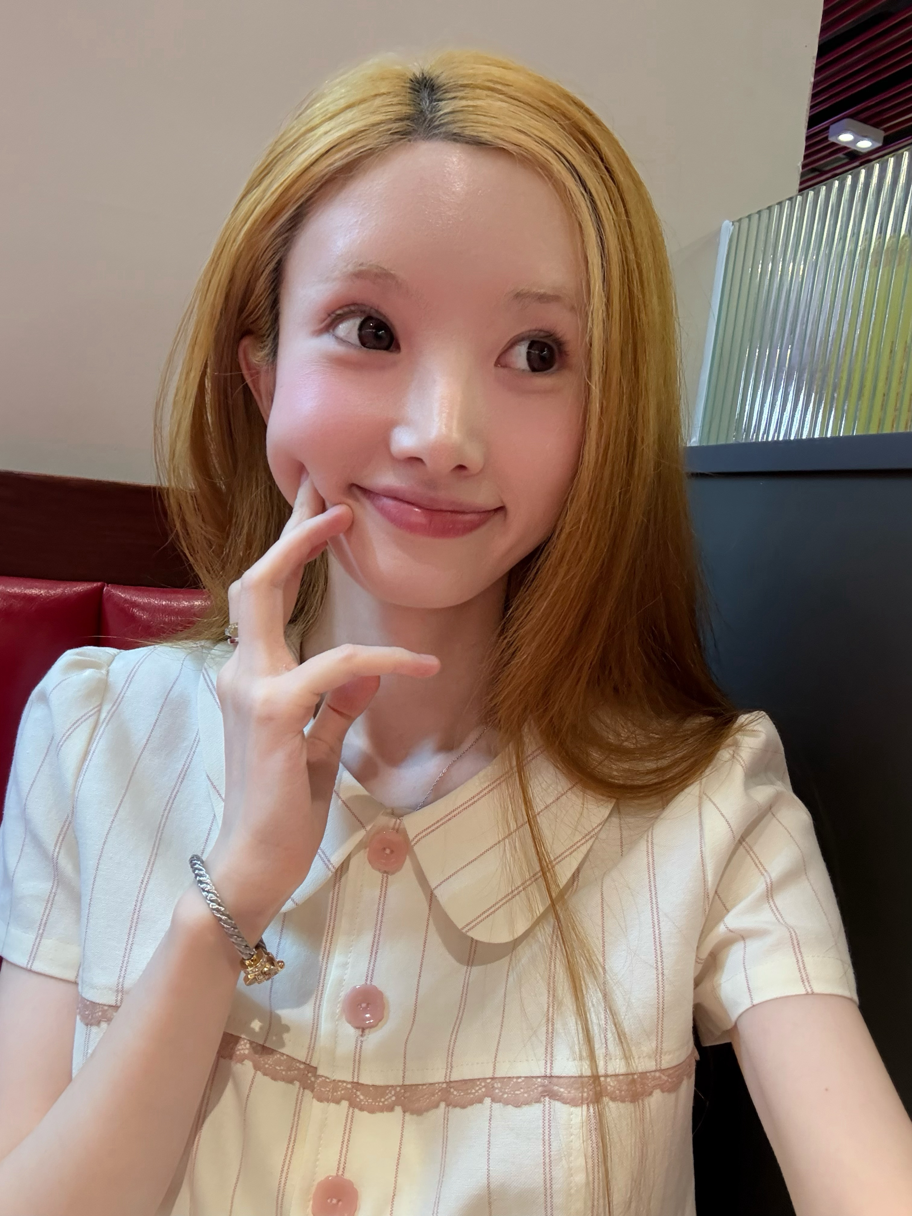 小小日记嘿嘿嘿，明天终于得去洗头了，浅色头发就是油的慢这两天虽然很忙但是见了朋友