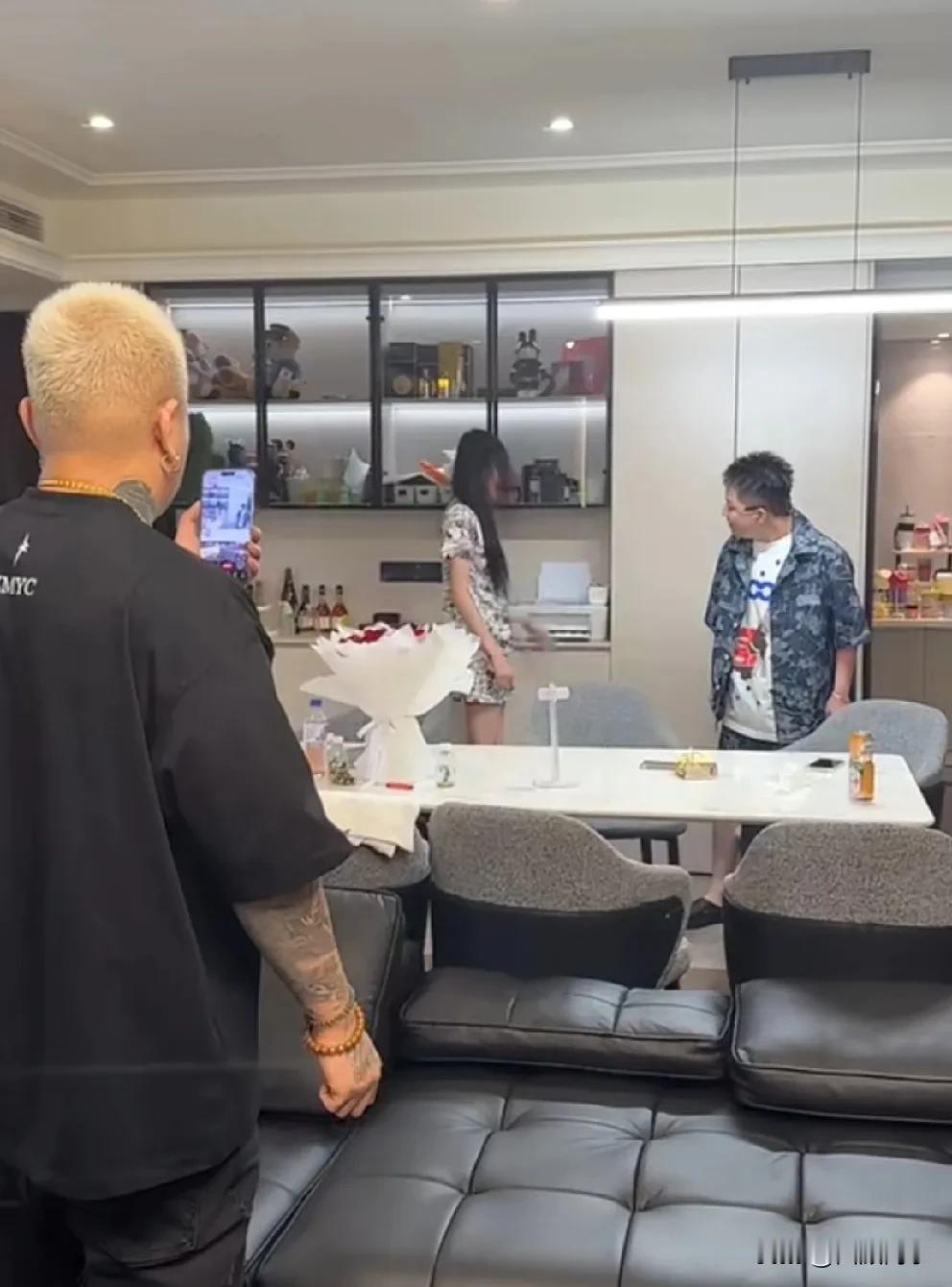 王小国、女友嘶吼动手争吵闹分手，f/z尴尬关播！

            f/