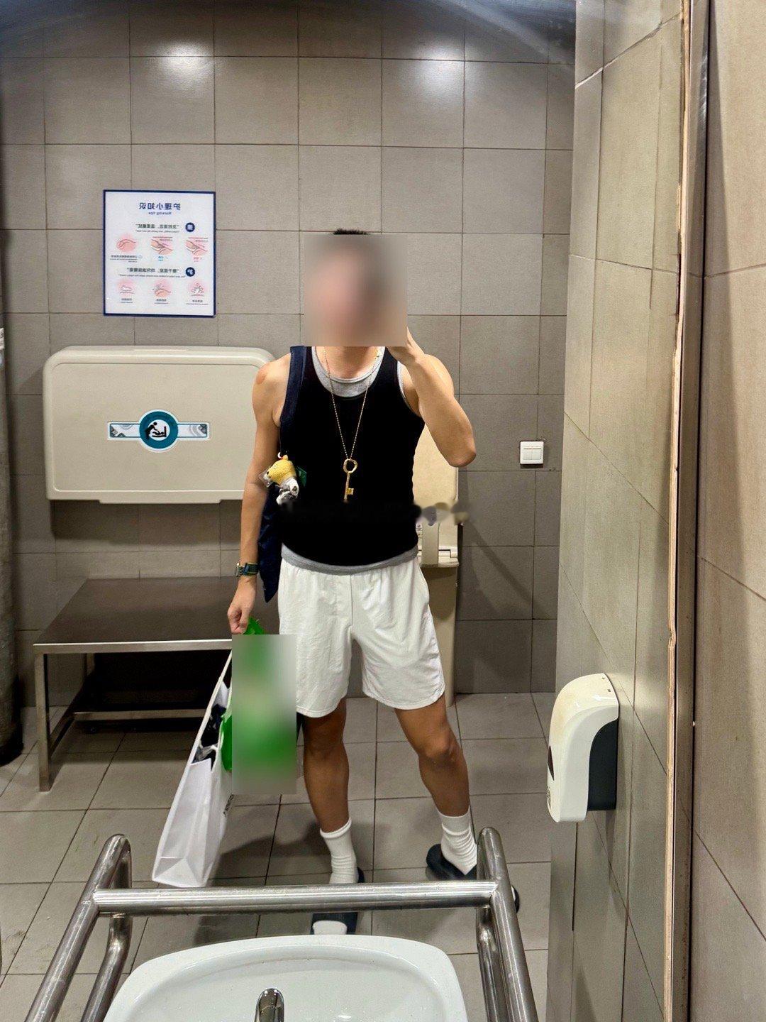 穿着威尼斯影后同款角色背心，从健身房换完衣服坐地铁出门了。 包里装着影后签的名。