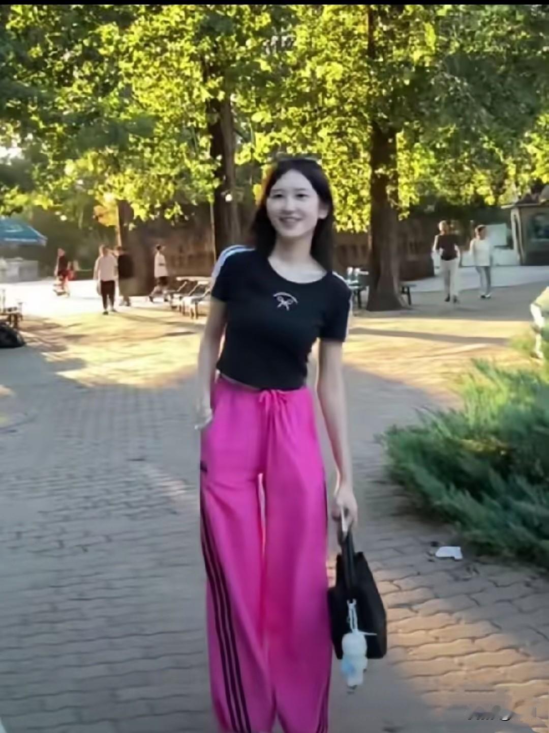 佳怡和男朋友约会真会穿搭，一条粉色运动裤把佳怡映衬得妩媚动人，娇俏可爱又灵动。