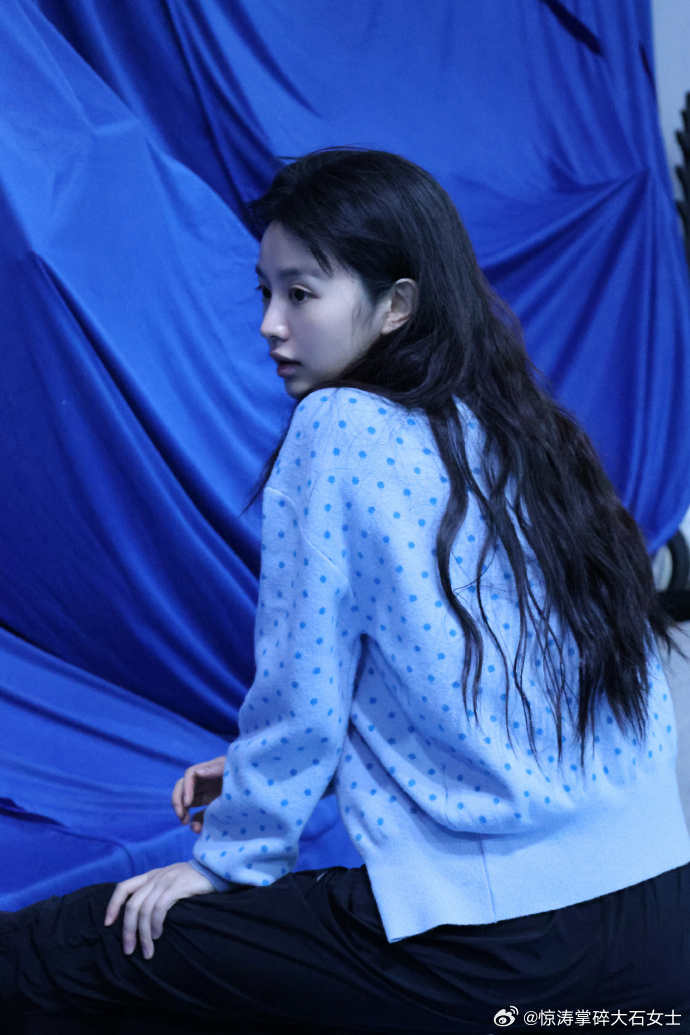 田曦薇素颜樊长玉田曦薇逐玉学习武林秘籍 樊长玉进修中！田曦薇素颜研读武林秘籍，清