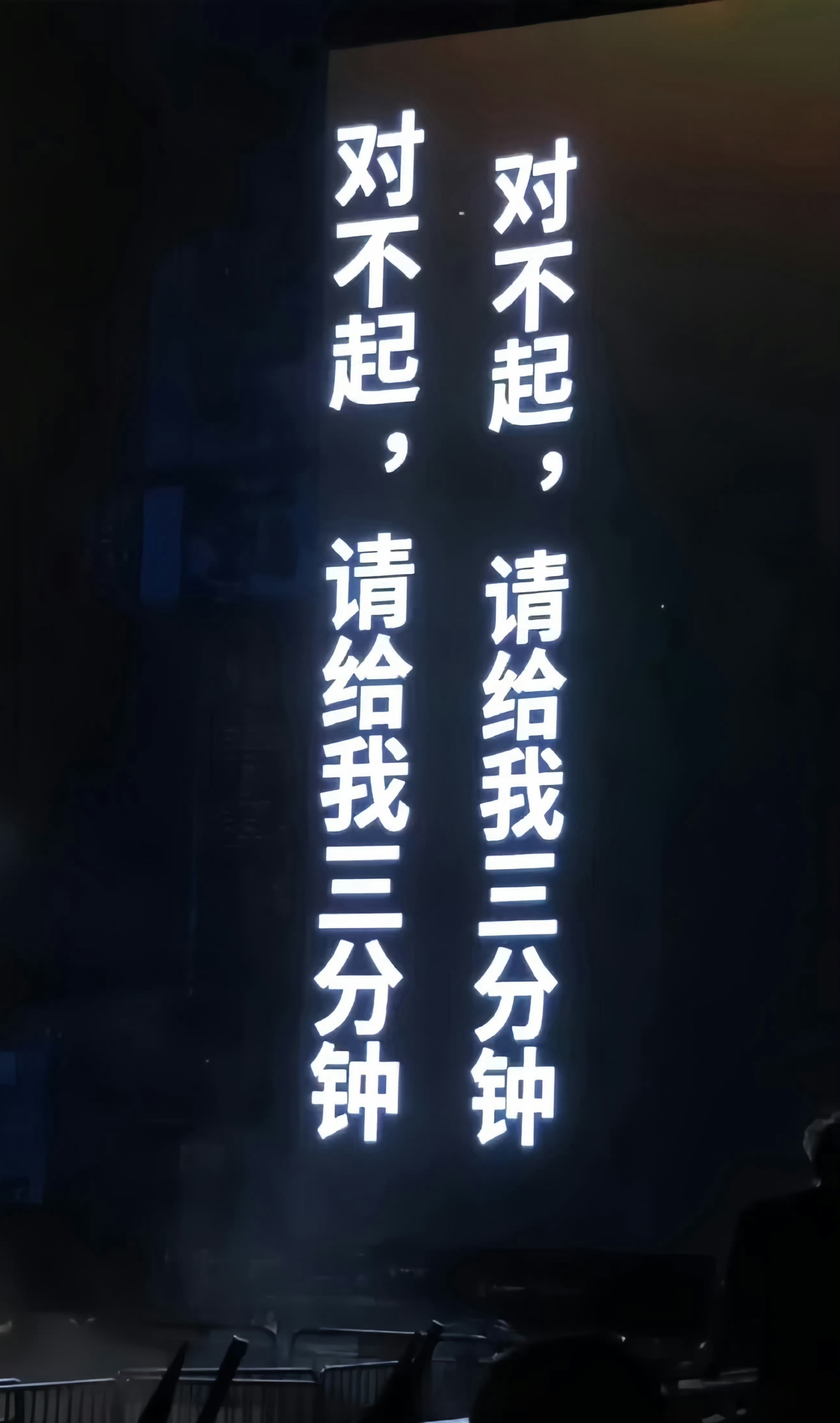 张韶涵演唱会突发心脏不适 印象中，她最近这两年好像一直都在连着开巡回演唱会，强度