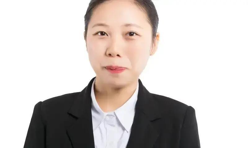 两岸政策一句话，她让全场鼓掌
 
她站在台上，先报一串数字：去年两岸青年往来不足