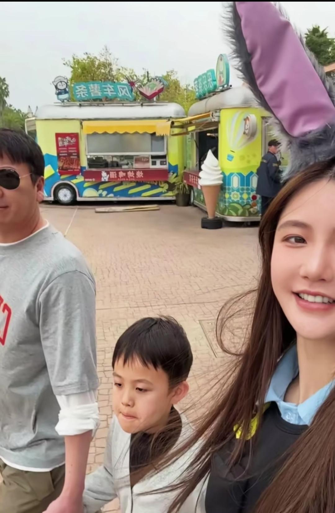 赖文峰带着老婆孩子，开着路虎游遍祖国的大好河山，赖文峰现在是老婆孩子热炕头，幸福