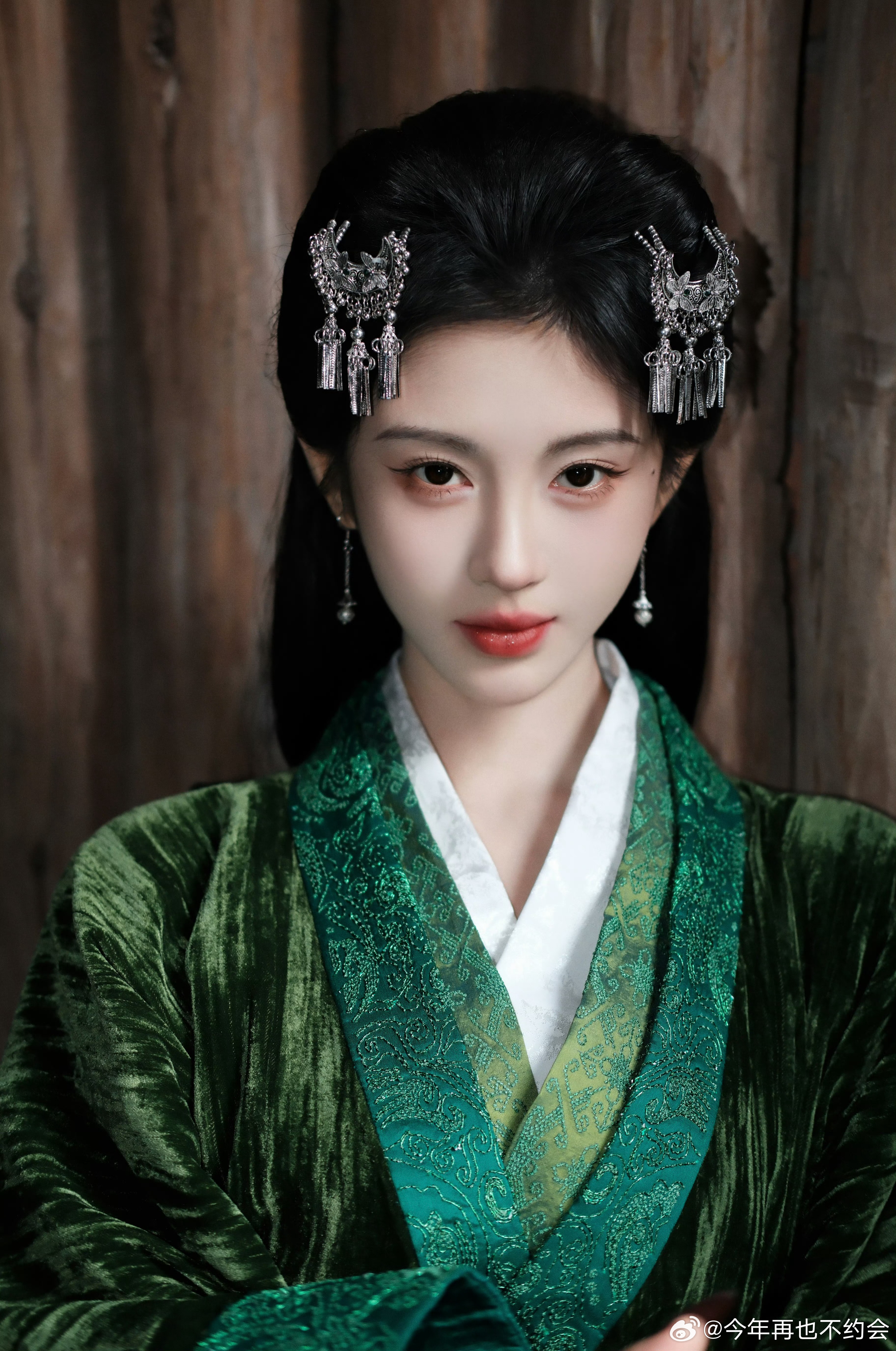 月鳞绮纪降临卡看露芜衣咯 