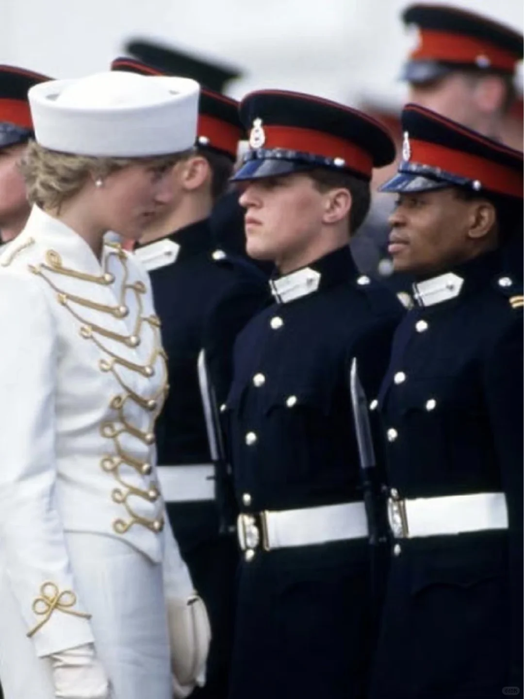 1987年4月10日，戴安娜王妃代表女王在桑德赫斯特军事学院的君主阅兵...