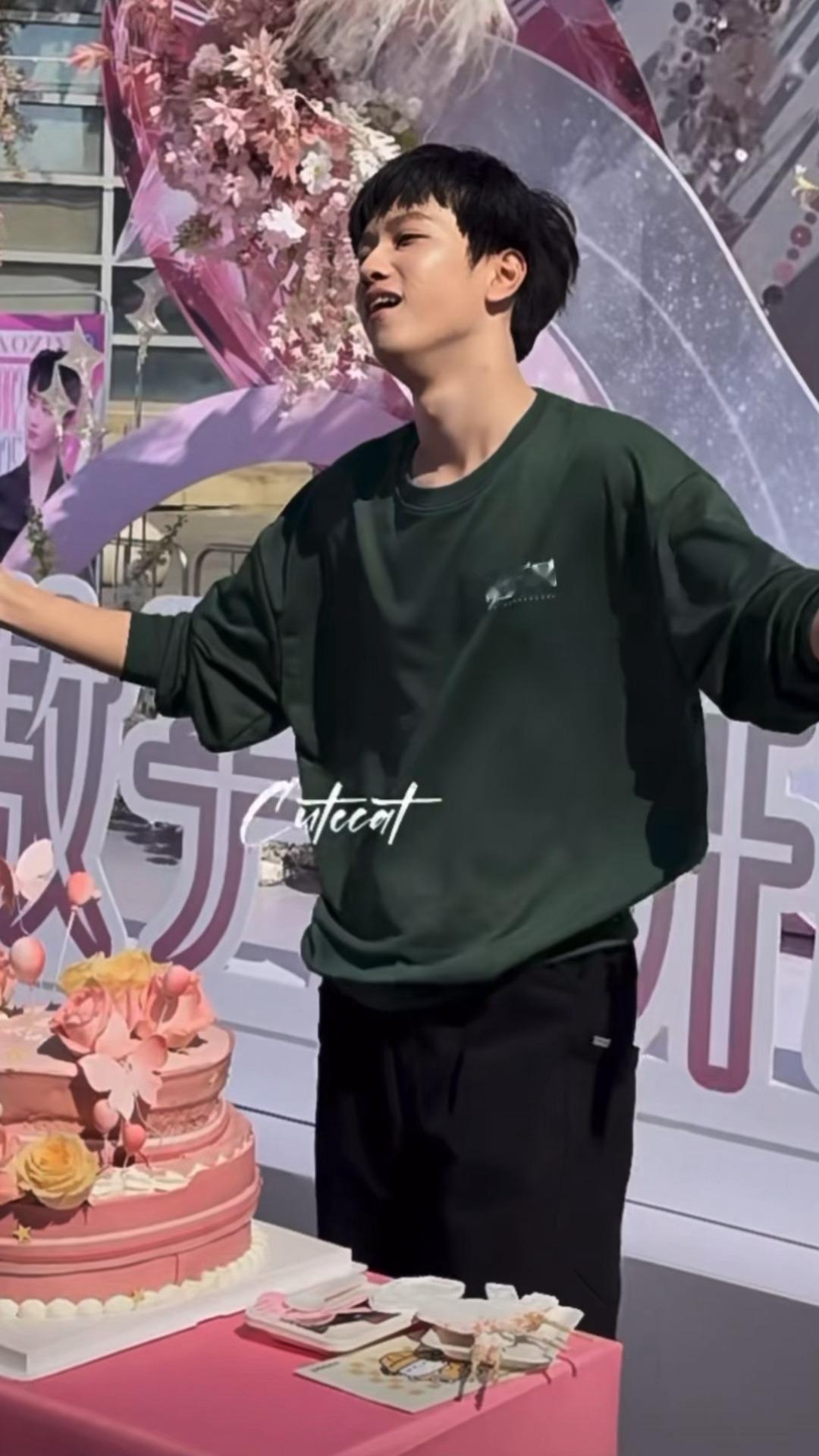 家敖实在太会整活了，自己搭bgm跳企鹅舞，跳完超级臭屁，好欢脱一小男孩