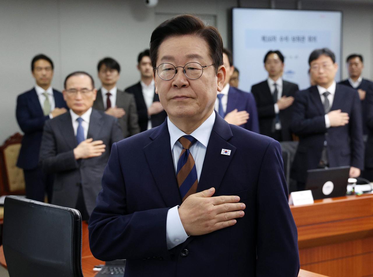 李在明打定主意，要把尹锡悦当成战犯收拾。他在内阁会议上发表讲话，强调策划政变，还