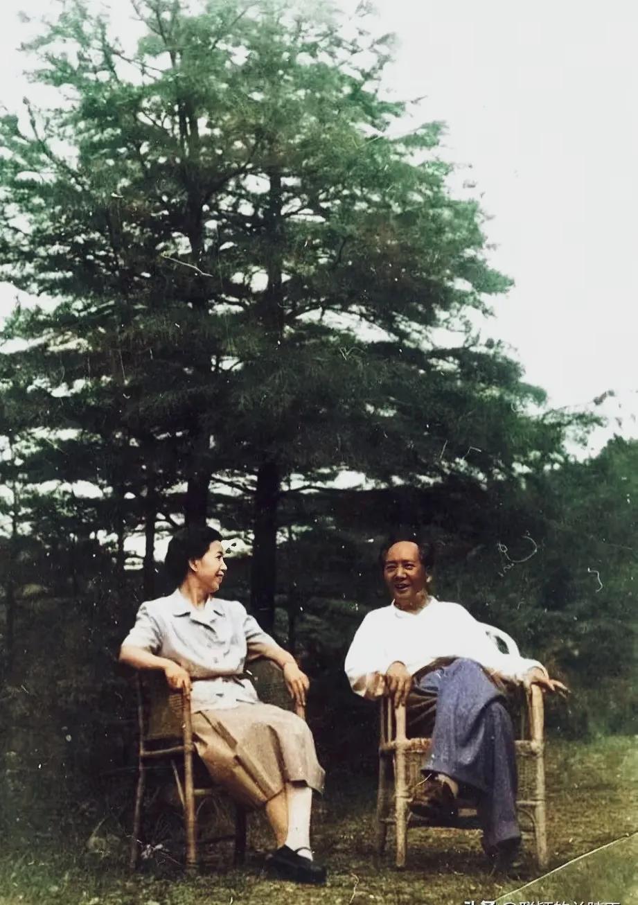 这应该是在庐山，一个短暂而闲暇的时光，毛主席在对他的小友和学生袒露自己的心声，难